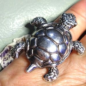 NWT- XL- DETAILED TURTLE RING, SET IN STERLING SILVER. SIZE 6